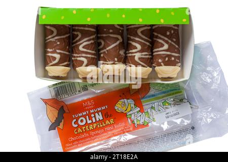 Paket mit Marks & Spencer Yummy Mummy Colin die Raupe - Colin die raupe Kuchen isoliert auf weißem Hintergrund ideal für Halloween Stockfoto