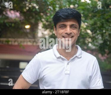 Ein kluger Indianer mittleren Alters in einem weißen T-Shirt - draußen Stockfoto