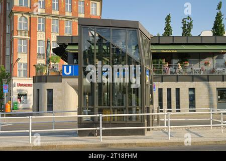 U-Bahnhof und Cafe, Bayerischer Platz, Schöneberg, Tempelhof-Schöneberg, Berlin, Deutschland *** Lokale Bildunterschrift *** , Berlin, Deutschland Stockfoto