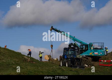 Die Arbeiten beginnen mit der Entfernung des umgeschlagenen Sycamore Gap Baumes an der Hadrian's Wall in Northumberland. Bilddatum: Donnerstag, 12. Oktober 2023. Stockfoto