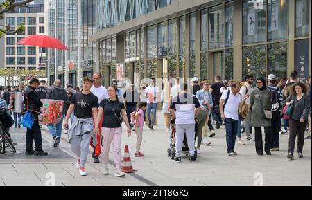 Menschen, Passanten, Einkaufsstraße Zeil, Frankfurt am Main, Hessen, Deutschland Stockfoto