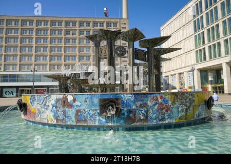 Brunnen der Völkerfreundschaft, Alexanderplatz, Mitte, Berlin, Deutschland *** Lokale Bildunterschrift *** , Berlin, Deutschland Stockfoto
