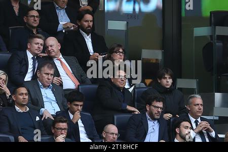 Der Komiker Michael McIntyre und Jay Rutland, der Ehemann von Tamara Ecclestone, sieht an. - Tottenham Hotspur gegen Liverpool, Premier League, Tottenham Hotspur Stadium, London, UK - 30. September 2023. Nur redaktionelle Verwendung – es gelten Einschränkungen für DataCo Stockfoto