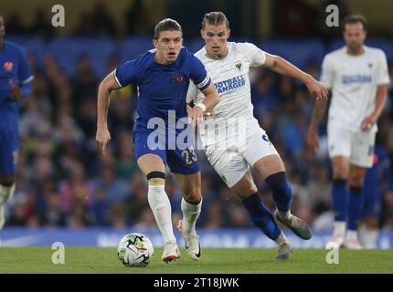 Conor Gallagher von Chelsea kämpft gegen Josh Davison vom AFC Wimbledon. - Chelsea / AFC Wimbledon, EFL Cup, Carabao Cup, 2. Runde, Stamford Bridge Stadium, London, Großbritannien - 30. August 2023 nur redaktionelle Verwendung - es gelten Einschränkungen für DataCo Stockfoto