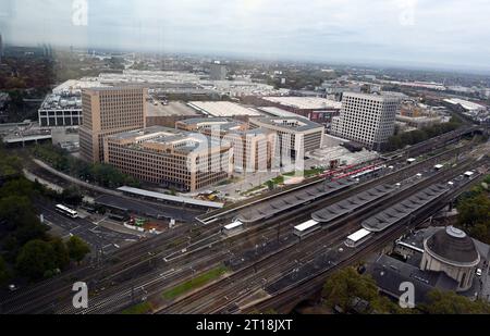 Blick auf den Bürokomplex MesseCity Köln direkt neben dem ICE Bahnhof Köln Deutz mit u.a. der Verwaltung der Zürich Versicherung *** Blick auf den Bürokomplex MesseCity Köln direkt neben dem ICE-Bahnhof Köln Deutz mit u.a. der Verwaltung der Zürich Versicherung Stockfoto