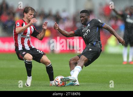 Jefferson Lerma aus Crystal Palace kämpft gegen Mathias Jensen aus Brentford. - Brentford V Crystal Palace, Premier League, GTECH Community Stadium, London, UK - 26. August 2023. Nur redaktionelle Verwendung – es gelten Einschränkungen für DataCo Stockfoto