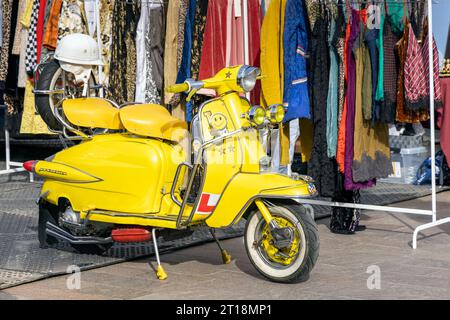 Individueller gelber Mods Roller aus den 1960er Jahren, London Classic Car Boot Sale, King's Cross, London, Großbritannien Stockfoto