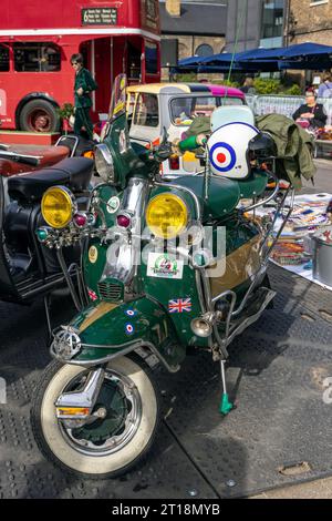 Kundenspezifischer Mods-Roller aus den 1960er Jahren, London Classic Car Boot Sale, King's Cross, London, UK Stockfoto