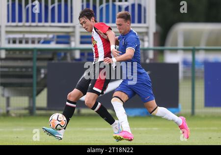 Ji soo Kim aus Brentford B kämpft gegen Harvey Vale aus Chelsea U21. - Chelsea U21 gegen Brentford B, Pre-Season Friendly, Chelsea FC Cobham Training Ground, Surrey. - 1. August 2023. Nur redaktionelle Verwendung – es gelten Einschränkungen für DataCo. Stockfoto