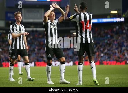 ZIEL 2:1, Harrison Ashby von Newcastle United Torfeier mit Alexander Isak von Newcastle United. - Rangers/Newcastle United, Pre-Season Friendly, Ibrox Stadium, Glasgow, Schottland, UK - 18. Juli 2023. Nur redaktionelle Verwendung – es gelten Einschränkungen für DataCo. Stockfoto