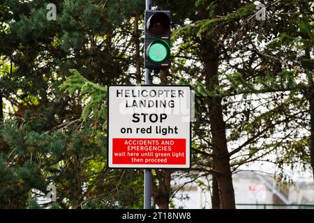 Hubschrauberlandehaltestelle mit grünem Licht am Royal Devon & Exeter Hospital Stockfoto