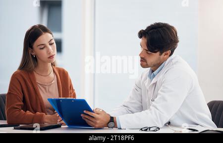 Arzt, Frau und Checkliste Dokument in Beratung, Gesundheitsberatung und Registrierung oder Klinik-Anmeldung. Mediziner mit jungen Patienten in Stockfoto