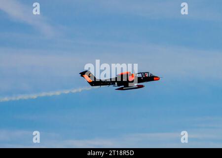 Das Bronco Demo Team mit einer Luftwaffe Lackierung OV-10B beim Bournemouth Air Festival 2023. Stockfoto