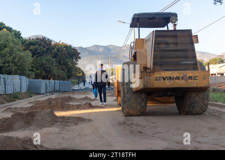 Betonfertiger, die als Ersatz für eine Schotterstraße verwendet werden Stockfoto