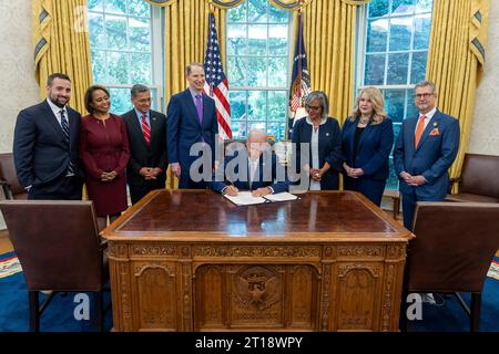 Washington, Vereinigte Staaten von Amerika. 22. September 2023. US-Präsident Joe Biden, Center, unterschreibt H.R. 2544, „The Securing the U.S. Organ Procurement and Transplantation Network Act“, während einer Zeremonie im Oval Office am 22. September 2023 in Washington, D.C. Credit: Adam Schultz/White House Photo/Alamy Live News Stockfoto