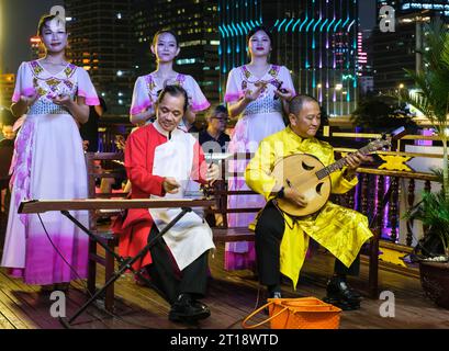 Orchester, das traditionelle vietnamesische Musik mit Dan Bau und Dan Nguyet Streichinstrumenten spielt. Ho-Chi-Minh-Stadt, Vietnam. Stockfoto