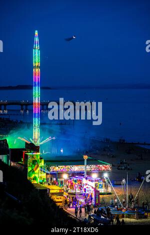 Otto, der Hubschrauber, der einen Eingang von Osten aus neben dem Messegelände am Strand von Boscombe am Abend beim Bournemouth Air Fe 2023 macht Stockfoto