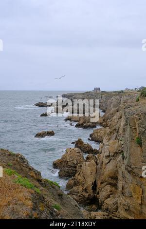 Eine dramatische Aufnahme der felsigen Küste von Batz Sur Mer in Frankreich, mit einem turbulenten Meer Stockfoto