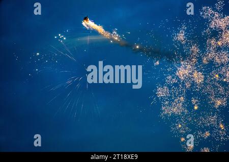 Otto the Helicopter Night stellt Feuerwerk und LED-Lichter auf dem Bournemouth Air Festival 2023 vor. Stockfoto