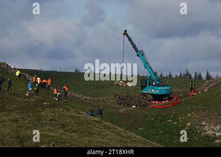 Die Arbeiten beginnen mit der Entfernung des umgeschlagenen Sycamore Gap Baumes an der Hadrian's Wall in Northumberland. Bilddatum: Donnerstag, 12. Oktober 2023. Stockfoto