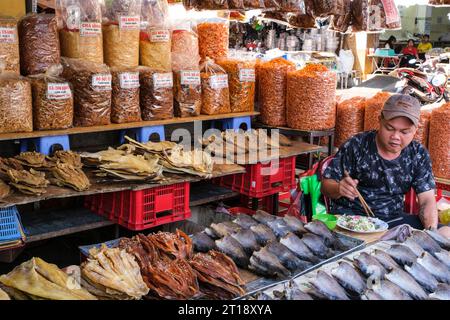 Anbieter von Fisch und getrockneten Meeresfrüchten zum Mittagessen, Binh Tay Market, Ho Chi Minh City, Vietnam. Stockfoto