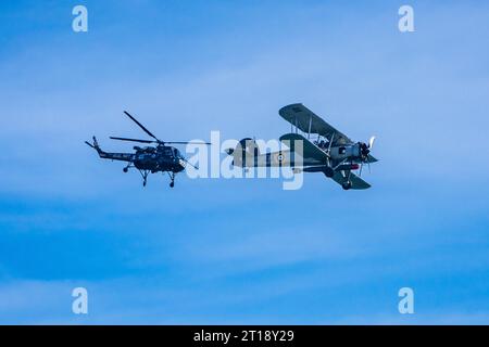 Der historische Flug eines Mark 1 Fairey Swordfish Torpedobombers und Mark 1 Westland Wasp Hubschraubers auf dem Ai von Bournemouth 2023 Stockfoto