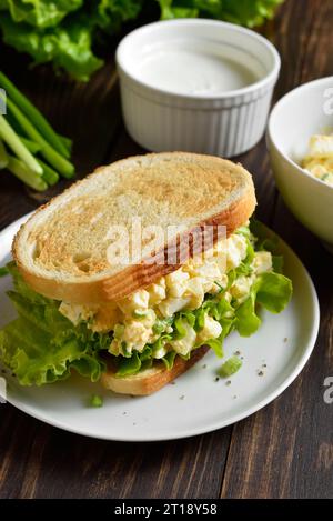 Eiersalat-Sandwich auf Holztisch. Nahansicht Stockfoto