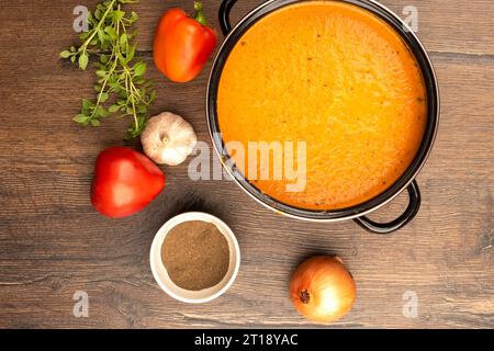 Blick von oben auf eine Suppe aus Tomaten, Paprika, Zwiebeln und Knoblauch. Hausmannskost. Stockfoto