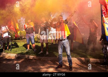 Barcelona, Spanien. Oktober 2023. Während der rechtsextremen Demonstration am 12. Oktober in Montjuic, Barcelona, erhebt ein Demonstrant die Hand im Nazi-Gruß, umgeben von rotem und gelbem Rauch, der die spanischen Farben repräsentiert. Demonstration am 12. Oktober, Columbus Day. Quelle: SOPA Images Limited/Alamy Live News Stockfoto