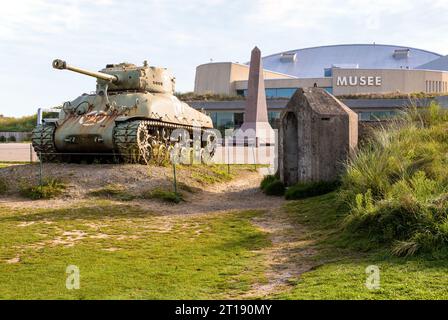 M4 Sherman Panzer und Denkmal der 4. Infanteriedivision der US Army vor dem Utah Beach Landing Museum in der Normandie, gewidmet dem D Day. Stockfoto