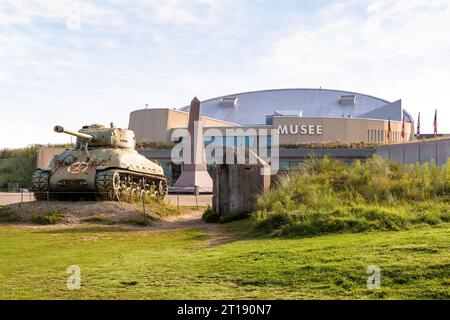 M4 Sherman Panzer und Denkmal der 4. Infanteriedivision der US Army vor dem Utah Beach Landing Museum in der Normandie, gewidmet dem D Day. Stockfoto