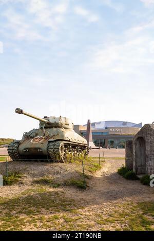 M4 Sherman Panzer und Denkmal der 4. Infanteriedivision der US Army vor dem Utah Beach Landing Museum in der Normandie, gewidmet dem D Day. Stockfoto