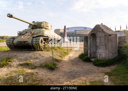 M4 Sherman Panzer und Denkmal der 4. Infanteriedivision der US Army vor dem Utah Beach Landing Museum in der Normandie, gewidmet dem D Day. Stockfoto