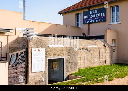 Ein ehemaliger deutscher Bunker hinter der Bar-Brasserie Le Roosevelt am Utah Beach in der Normandie. Stockfoto