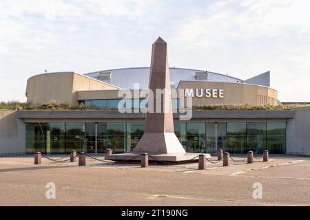 Denkmal der 4. Infanteriedivision der US Army vor dem Utah Beach Landing Museum in der Normandie, gewidmet dem D Day. Stockfoto