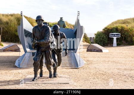 Das Higgins Boat Monument, das am Utah Beach in der Normandie errichtet wurde, zeigt drei Soldaten, die von einem Landungsboot von Andrew Jackson Higgins landen. Stockfoto