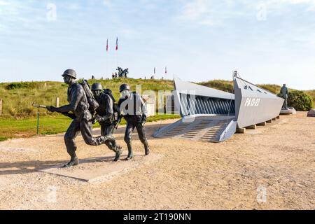 Das Higgins Boat Monument, das am Utah Beach in der Normandie errichtet wurde, zeigt drei Soldaten, die von einem Landungsboot von Andrew Jackson Higgins landen. Stockfoto