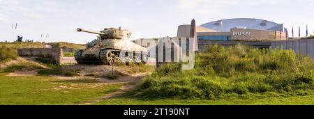 M4 Sherman Panzer und Denkmal der 4. Infanteriedivision der US Army vor dem Utah Beach Landing Museum in der Normandie, gewidmet dem D Day. Stockfoto