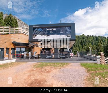 Meran, Italien - 8. August 2023: Meran 2000 Bahnhof Naifjoc Seilbahn Bergresort mit Umzugskabinen für die Beförderung von Fahrgästen Stockfoto