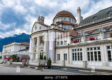 Meran, Italien – 9. August 2023: Außenansicht des Kurhauses in Meran, entworfen von Josef Czemy, eröffnet 1874 Stockfoto