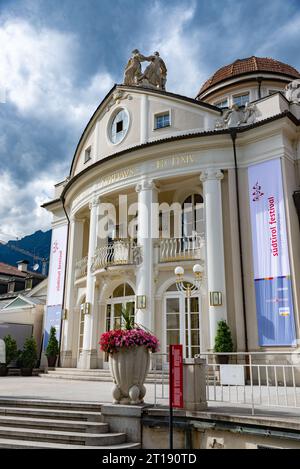 Meran, Italien – 9. August 2023: Außenansicht des Kurhauses in Meran, entworfen von Josef Czemy, eröffnet 1874 Stockfoto