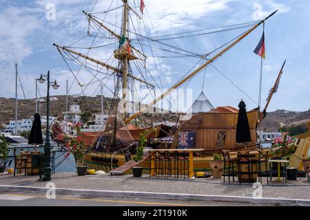 IOS, Griechenland - 8. September 2023 : Blick auf ein wunderschönes Piratenboot, eine touristische Attraktion in iOS Griechenland Stockfoto