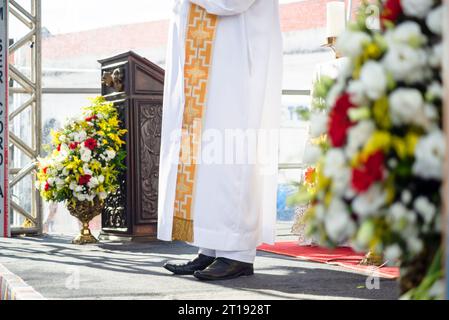 Salvador, Bahia, Brasilien - 7. Januar 2022: Katholischer Priester wird zu Ehren des ersten Freitags des Jahres 2022 im Senhor do Bo gesehen Stockfoto