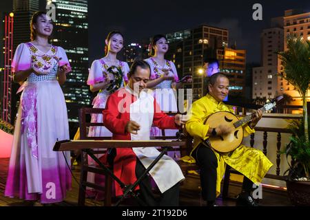 Orchester, das traditionelle vietnamesische Musik mit Dan Bau und Dan Nguyet Streichinstrumenten spielt. Ho-Chi-Minh-Stadt, Vietnam. Stockfoto