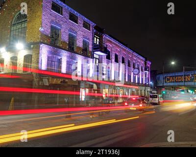 Langzeitbelichtung der roten Bremslichter von Autos, die Camden Lock bei Nacht passieren Stockfoto