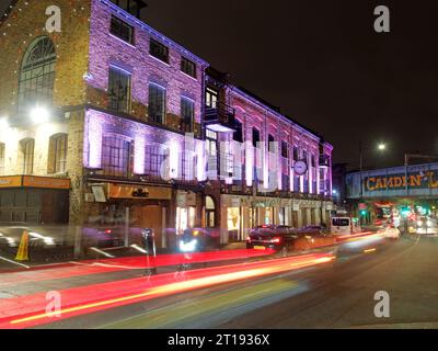 Langzeitbelichtung der roten Bremslichter von Autos, die Camden Lock bei Nacht passieren Stockfoto