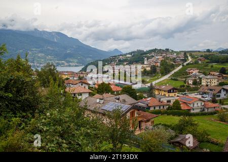 Aus der Vogelperspektive auf den Caldonazzo-See nördlich von Italien. Im Hintergrund die Bäume, die Alpen, der blaue Himmel. Die Reflexion der Berge im Wasser. Herbstsaison. Mehrfachkolben Stockfoto