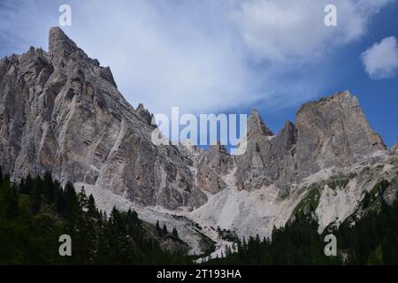 Teile der Cristallo-Berggruppe, Piz Popena und Dito di Popena sind felsige Spitzen, die sich in den Himmel erheben Stockfoto