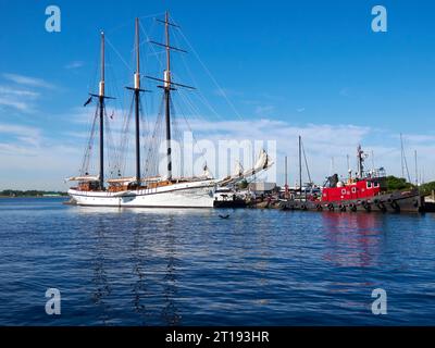 Das historische Schooner EMPIRE SANDY wurde 1943 fertiggestellt und wurde während des Zweiten Weltkriegs umfangreich in Dienst gestellt. Dient heute als Charterboot in Toronto, Kanada. Stockfoto