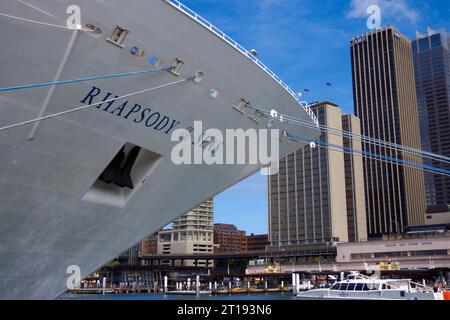 Das Kreuzfahrtschiff Bow of the Rhapsody of the Seas liegt im Circular Quay, Sydney, NSW, Australien. Stockfoto